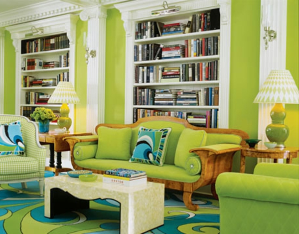 vihreät sävyt seinämaali olohuonehyllyt - vihreä sohva ja monet kirjat