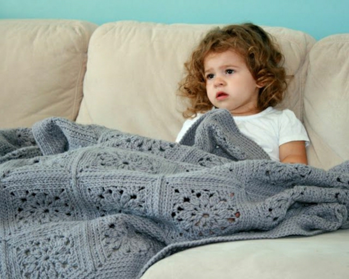 crochet-para-pequeño-niño-en-el-sofá-cambiar el tamaño de techo gris