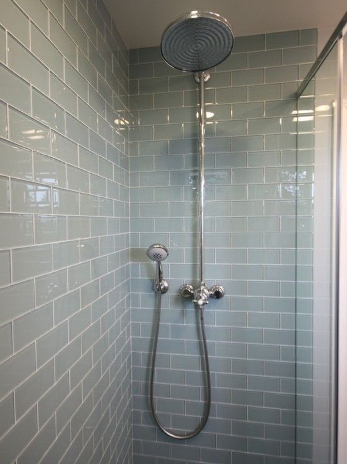 azulejos del cuarto de baño de color gris-cubiertos-con-azulejos pintura
