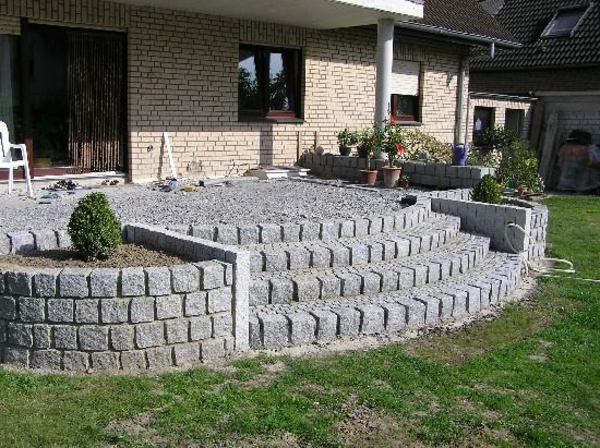 γκρίζο κήπο-σκάλες-αυτο-οικοδομήσουμε- στην αυλή ενός σπιτιού με τοίχους από τούβλα