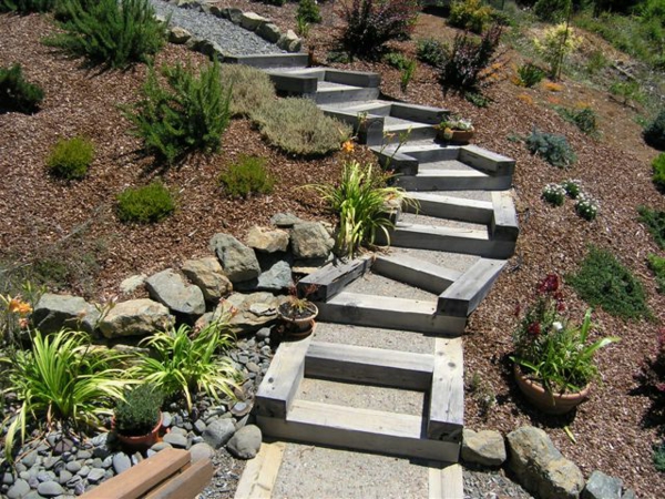 сиво-красиви градински стълби, изграждащи се в градината