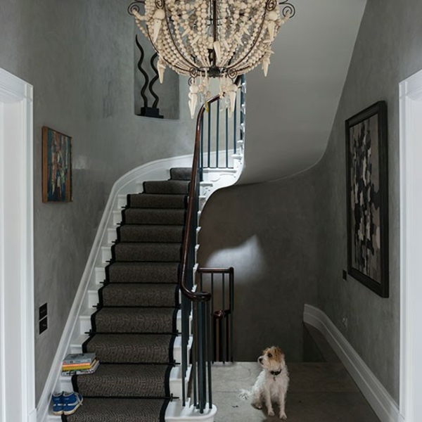 декоративен коридор със сиви стени и луксозен полилей