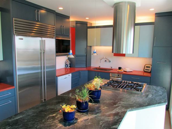 Siva boja u kuhinji - u kombinaciji s crvenom bojom