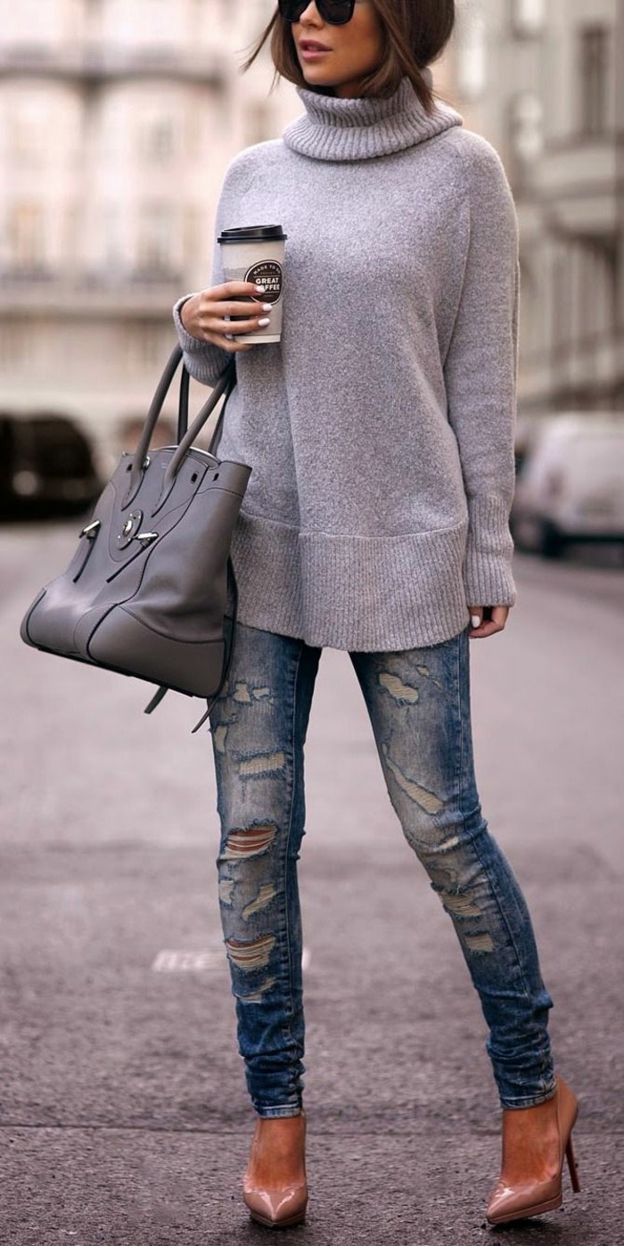 suéter gris-jeans-con-los zapatos rotos-con-el párrafo