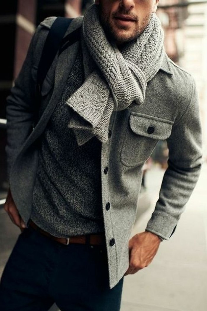 gris-manteau-et-a-gris écharpe