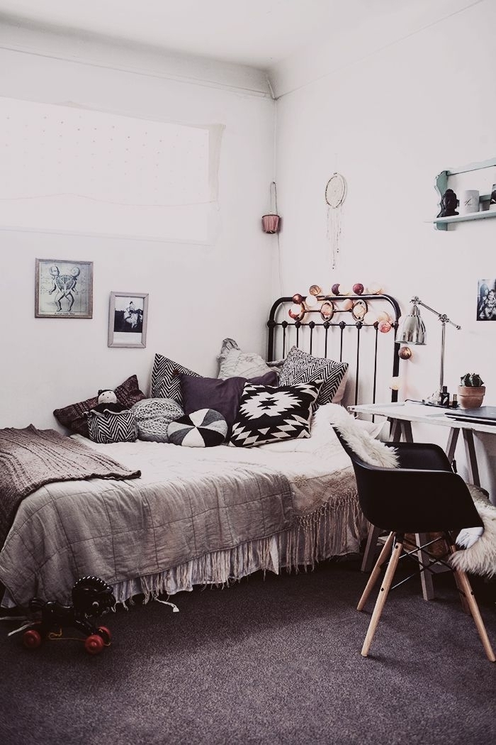 غرفة نوم رمادي وسادة بوهو عناصر ديكو