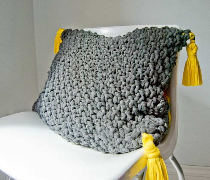 gris de punto almohada con borlas de color amarillo Exótico
