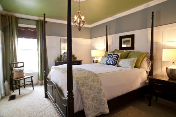 udobna spavaća soba s zelenim stropom