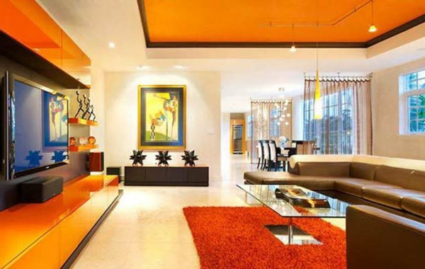 moderni olohuone, jossa appelsiinivanteet ja valkoiset seinät