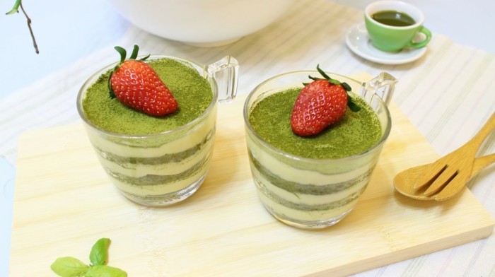 green-tea-matcha-podovi-u-stakla-vrhnje mousse od matcha-mlijeko-med-jagoda-deco-desert