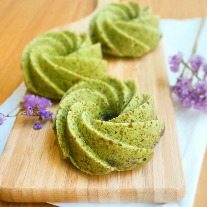 thé vert Matcha-biscuits-magnifiques-de-matcha-poudre-fait-injection-déco-fleurs-violet-dessert