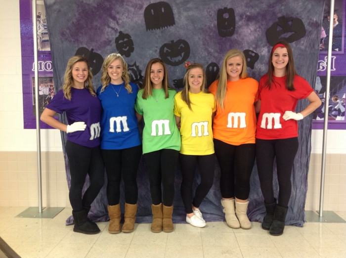 шест сладки момичета представят всички цветове на M M бонбони - костюм група