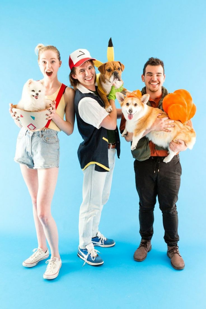 Pokemon костюмна група с кучета, които играят ролите