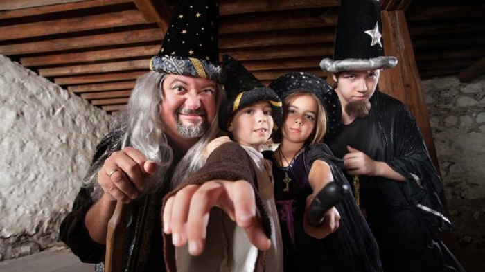 костюмна група от магьосници - две момчета, едно момиче и един дядо