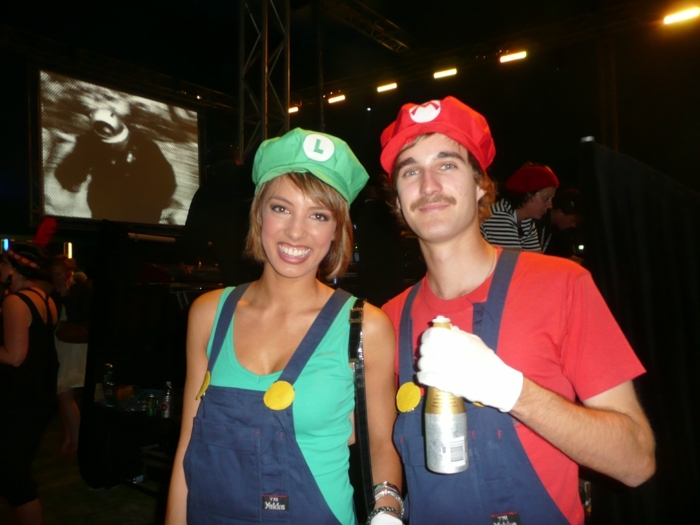 Приятел и приятелка със забавни групови костюми от Супер Марио