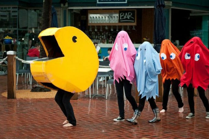 costumes de groupe drôles d'un jeu d'arcade - fantômes de toutes les couleurs
