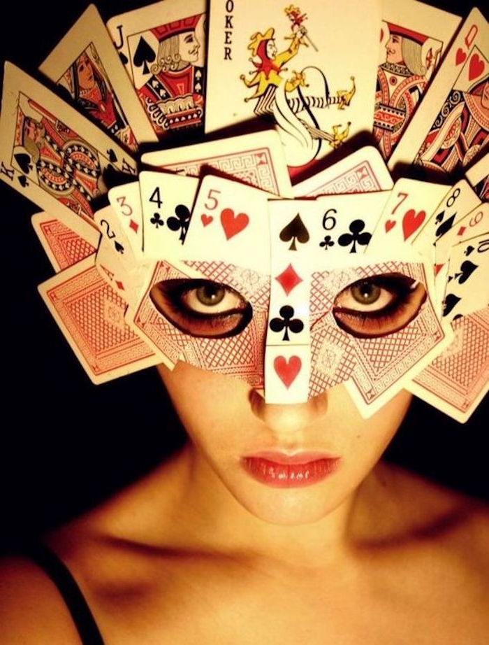 Neka se Halloween maskirate - mnoge igraće karte se drže zajedno