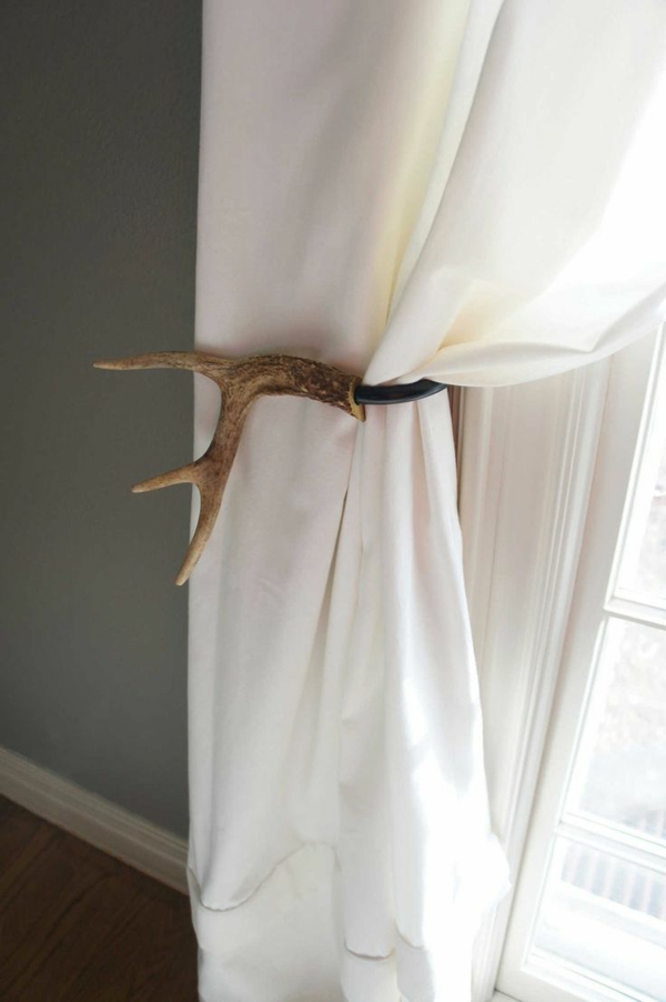 Elemento deco de madera como una idea creativa para cortinas