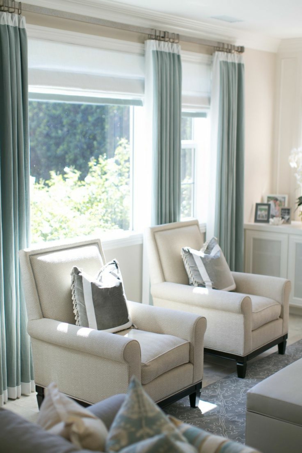Cortinas azules en la ventana para una sala de estar moderna