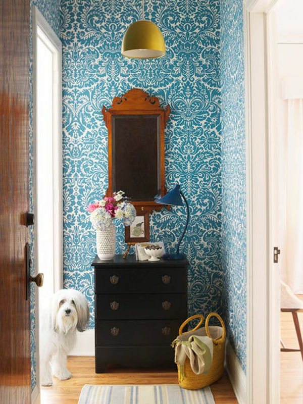 Miroir et papiers peints élégants dans le design bleu-couloir
