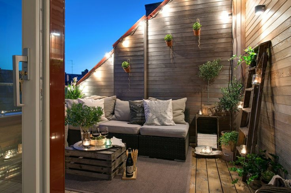 luksuznih balkona s jednostavnim rasvjetom i deko-biljkama