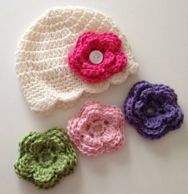 הסרוגה עם-יפה-פרחים-ב-שונה-צבעים-תינוק כובע-crochet-