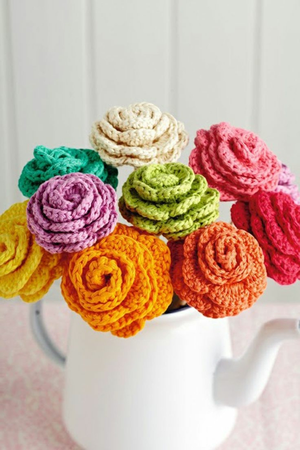 βελονάκι-με-όμορφα-λουλούδια-σε-διάφορα χρώματα-Blumendeko