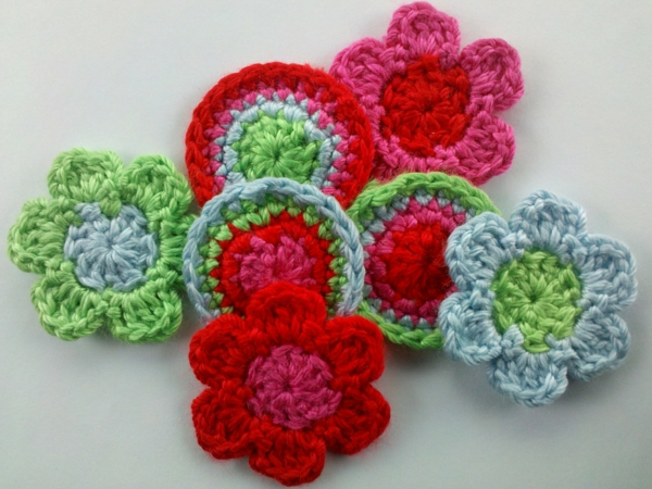 Virkkaa-kaunis-kukkia-in-eri-värit-aika-kukat Deco crochet-