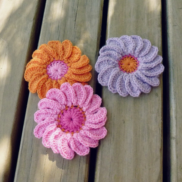 heklanje-s-lijepih cvijeća-In-raznih-boja-roza-narančasta-ljubičasta