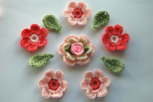 Virkkaa-kaunis-kukkia-in-eri-värit vaaleanpunainen-punaiset kukat-crochet-