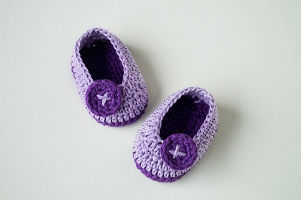 crochet-para-baby-crochet-bebé zapatos-con-hermosa-diseño-en-púrpura