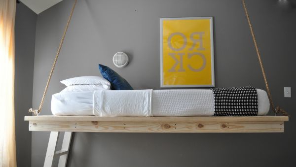 Krevet s krevetom i sivi zid u vrtiću
