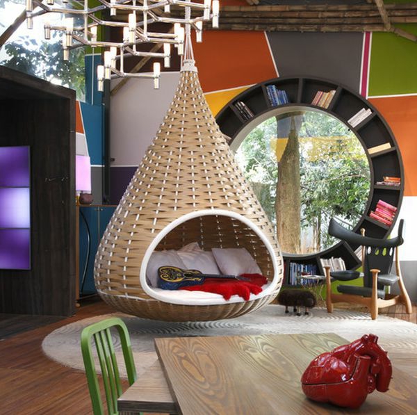 kreativno opremljena soba s modernim ljuljačkom
