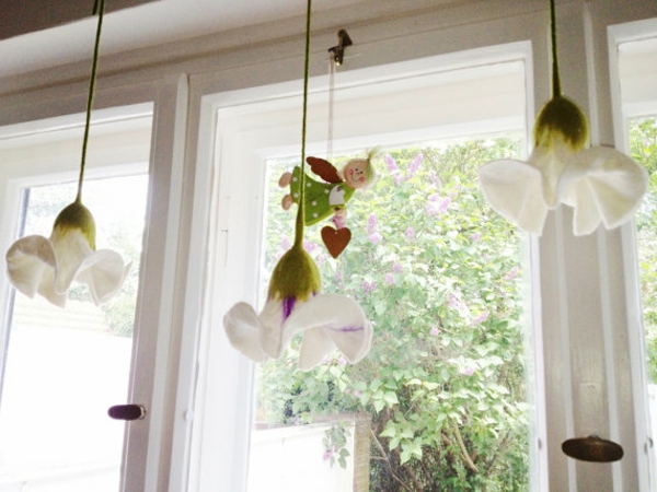 висящи деко-на-прозореца-бели орхидеи