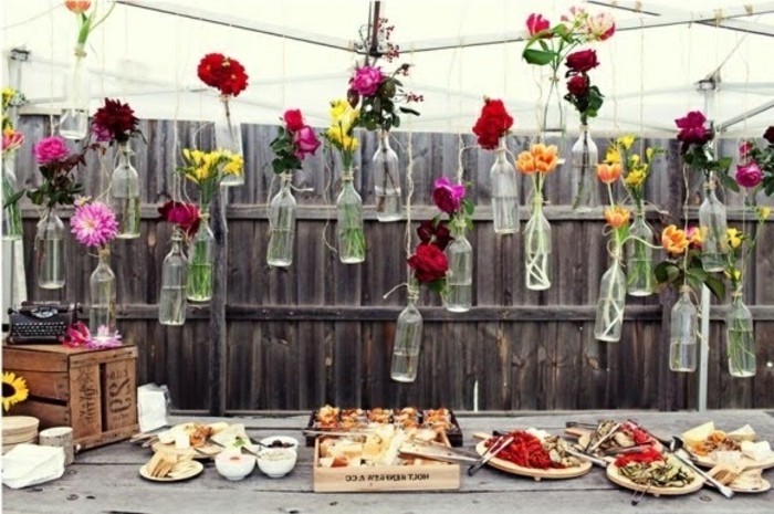 pendaison-bouteilles avec-fleurs-super-belle décoration en jardin