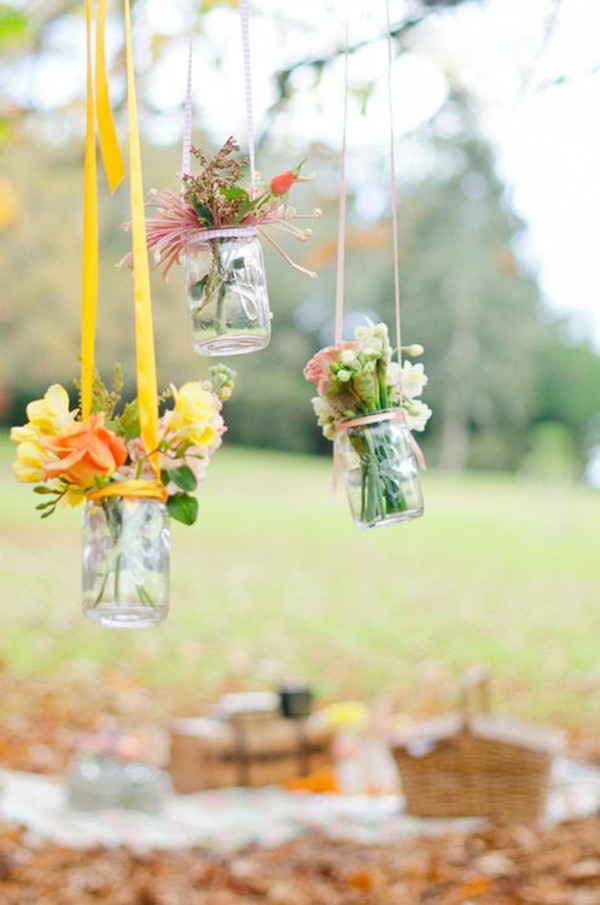 colgantes-vidrios-con-flores-como-decoración-de-la-fiesta de jardín
