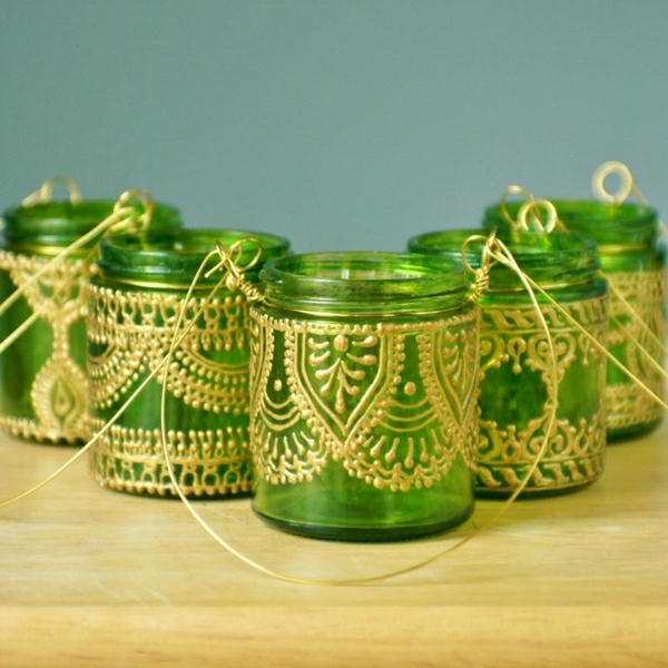挂柠檬绿色的小烛台金色装饰指甲花摩洛哥风格