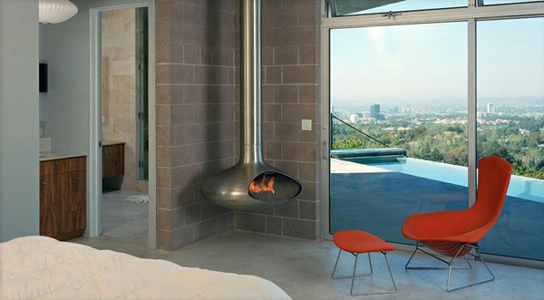 Hanging-cheminée-avec-une-chambre-élégante-avec un mur de verre