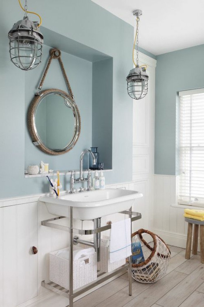 Colgando Ronda-espejo-an-der-en-baño-lavabo-propio-build-azul-pared
