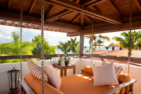 viseći krevet u naranči na modernoj drvenoj terasi s prekrasnim pogledom