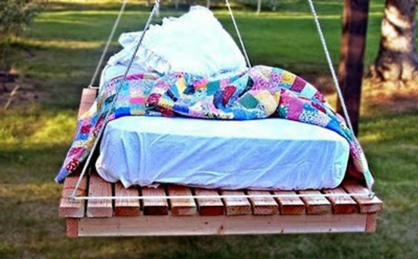colgando cama-fuera-paletas - con ropa de cama colorida
