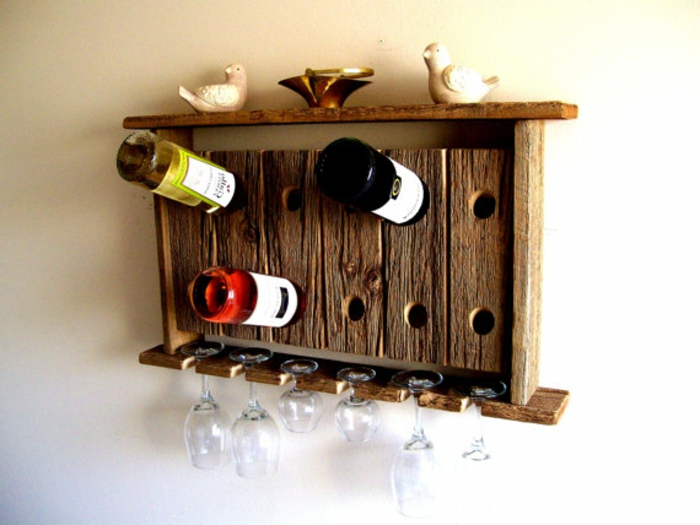 Les idées de conception accrochantes de support de vin montent le panneau en bois et la scie de trou dont vous avez besoin pour cela