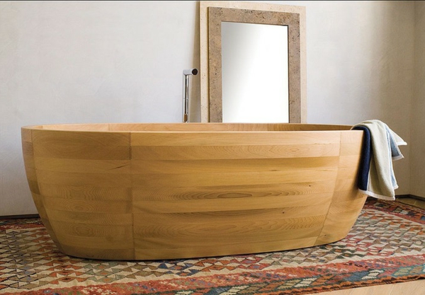дървена вана в банята Цветен килим