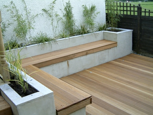 дървена ъглова пейка за балкон