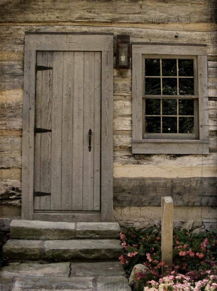 mango de metal puerta delantera cabaña de madera vieja