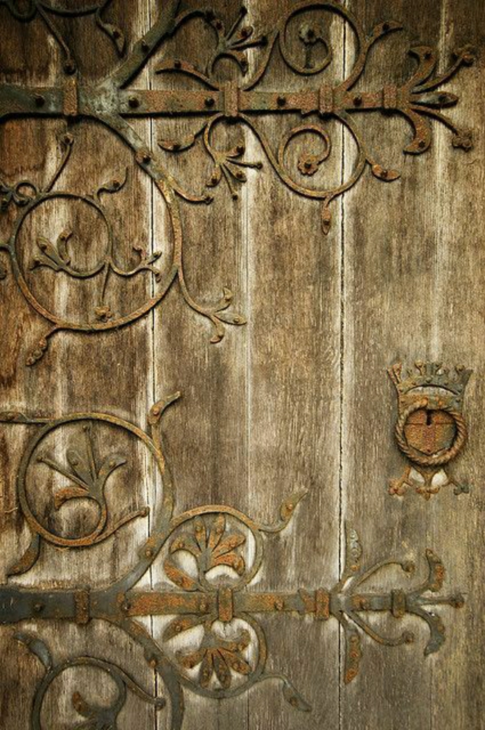 drvena ulazna vrata metalna zgrabite ring ukrasi-berba-rustikalna