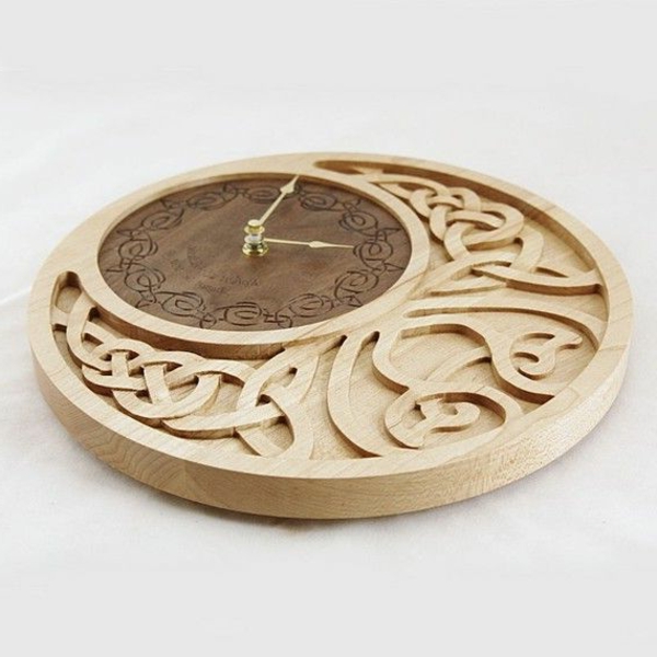 дървен стенен часовник-с-орнаменти дизайн