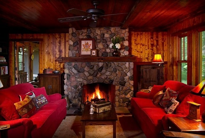 дървена апартамент-камина-червени дивани