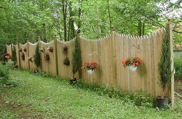 fából készült kerti kerítés virágokkal