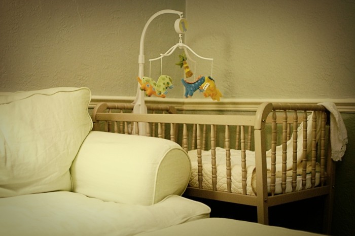 madera-atractiva-modelo-bebé-cuna-en-hermosa-dormitorio